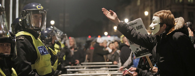 Fuori dal parlamento a Londra, 5 novembre 2014.
(AP Photo/Lefteris Pitarakis)