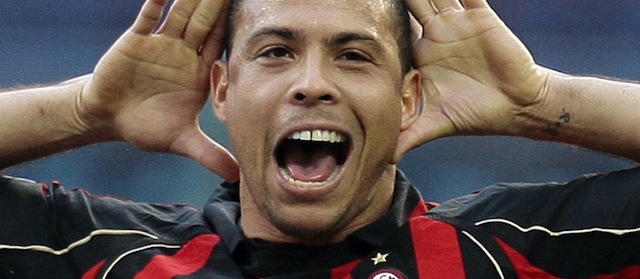 Ronaldo, comprato dal Milan due mesi prima, esulta portandosi le mani alle orecchie per "ascoltare meglio" (sarcasticamente) i tifosi presenti allo stadio. Ronaldo era stato una bandiera dell'Inter, dove era rimasto dal 1997 al 2002 segnando 59 gol in 99 partite. Era appena stato venduto dal Real Madrid al Milan, dove rimase per due stagioni giocando molto poco per via di alcuni infortuni. L'Inter, fra l'altro, vinse quella partita rimontando il gol di Ronaldo con un gol di Cruz e uno dei Ibrahimović. (AP Photo/Luca Bruno, file)