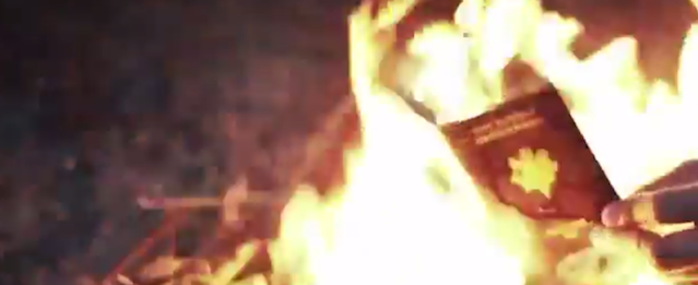 Il nuovo video con i francesi dell’IS che bruciano i passaporti