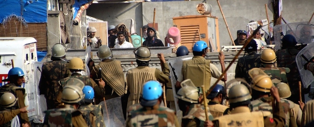Poliziotti indiani durante uno scontro con diversi sostenitori del guru indù Rampal Maharaj a Hisar, il 18 novembre 2014.
(STRDEL/AFP/Getty Images)
