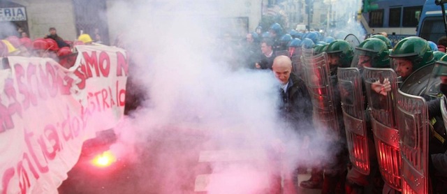 Foto Federico Ferramola / LaPresse
14-11-2014 Milano
Cronaca
 Scontri a Milano
nella foto: 
Photo Federico Ferramola / LaPresse
November 14-2014 Milano
News
 Troubbles in Milano
in the photo: