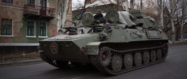 Un veicolo trasporto truppe (non meglio identificato) su una strada vicino a Torez, a est di Donetsk, in Ucraina orieintale, il 12 novembre 2014.
(MENAHEM KAHANA/AFP/Getty Images)