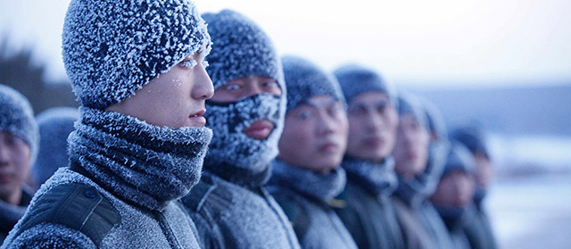Alcuni giovani soldati dell'Esercito di Liberazione del Popolo cinese partecipano a una sessione di allenamento all'aperto con temperature di meno 30 gradi, il 16 dicembre 2014 a Heihe, nella provincia di Heilongjiang, in Cina (STR/AFP/Getty Images)