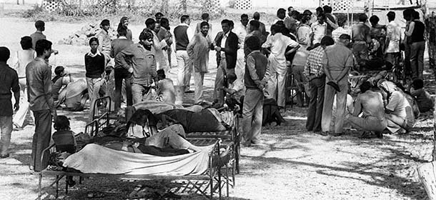Victims of the Bhopal tragedy wait to be treated on December 04, 1984 at Bhopal's hospital where a poison gas leak from the Union Carbide factory killed 20000 persons and injured around 300000. The tragedy occurred when a storage tank at a pesticide plant run by Union Carbide exploded and poured cyanide gas into the air, immediately killing more than 3,500 slum dwellers. (Photo credit should read BEDI/AFP/Getty Images)