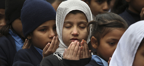 Bambini che pregano per l'attacco alla scuola del Pakistan (AP Photo/K.M. Chaudary)