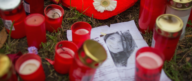 Alcuni messaggi e candele lasciate vicino al parcheggio in cui Tugce Albayrak è stata colpita a Offenbach, in Germania, il 15 novembre scorso. La foto è del 1° dicembre. 
(AP Photo/dpa,Frank Rumpenhorst)