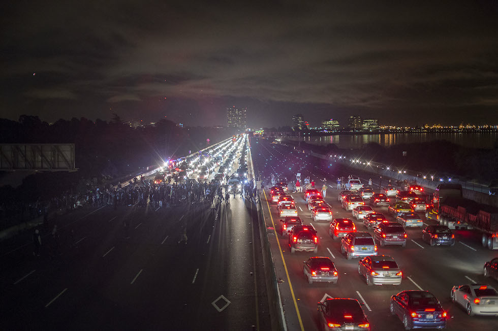 La gran foto dell'autostrada bloccata dai manifestanti a Berkeley
