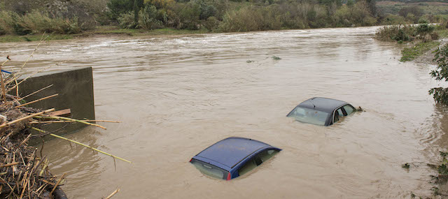 Alcune macchine ricoperte dalle acque del fiume Berre, straripato a Portel les Corbieres, Francia, domenica 30 novembre 2014. 
(AP Photo/Jean Paul Bonicontro)