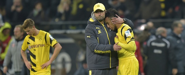 Dortmund's head coach Juergen Klopp comforts his player Pierre-Emerick Aubameyang, right, after losing the German Bundesliga soccer match between Eintracht Frankfurt and Borussia Dortmund in Frankfurt, Germany, Sunday, Nov. 30, 2014. Borussia Dortmund's Bundesliga troubles continued Sunday with a 2-0 loss at Eintracht Frankfurt that left the 2011 and 2012 champion bottom of the table after 13 games. (AP Photo/Martin Meissner)