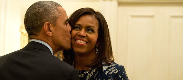 3 dicembre 2014
«Io e la First Lady abbiamo visto il presidente sotto il vichio; lei si è mossa per ricevere un bacio, dopo una cena con i comandanti e altri capi militari nella Blair House a Washington DC». 
(Official White House Photo by Pete Souza)