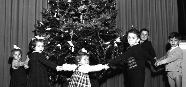 Girotondo attorno all'albero di Natale, a Torino, 6 dicembre 1954
(© Silvio Durante / LaPresse)