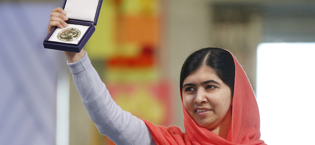 Malala Yousafzai mostra il Premio Nobel, Oslo, Norvegia, 10 dicembre 2014. 
(AP Photo/Cornelius Poppe, Scanpix)