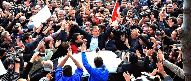 Il direttore di Zaman, Ekrem Dumanli, mentre viene portato via dalla polizia turca, fuori dalla sede del suo giornale a Istanbul, il 14 dicembre 2014.
(OZAN KOSE/AFP/Getty Images)