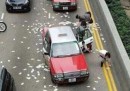 Milioni di dollari rovesciati in strada a Hong Kong