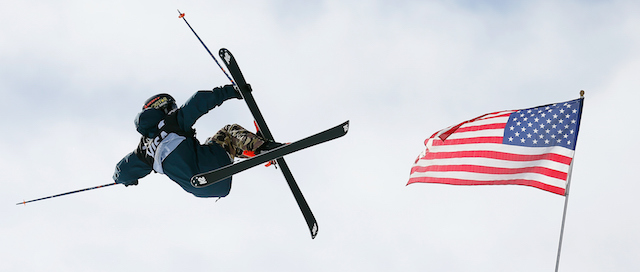 Lo sciatore americano Wing Tai Barrymore durante il turno di qualifiche della gara maschile di Coppa del Mondo di Freestyle Ski a Copper Mountain, in Colorado, mercoledì 3 dicembre 2014. 
(Tom Pennington/Getty Images)