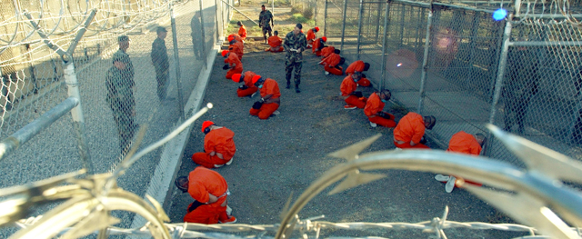 Alcuni talebani e militanti di al Qaida prigionieri a Guantanamo, a Cuba. (Petty Officer 1st class Shane T. McCoy/U.S. Navy/Getty Images)