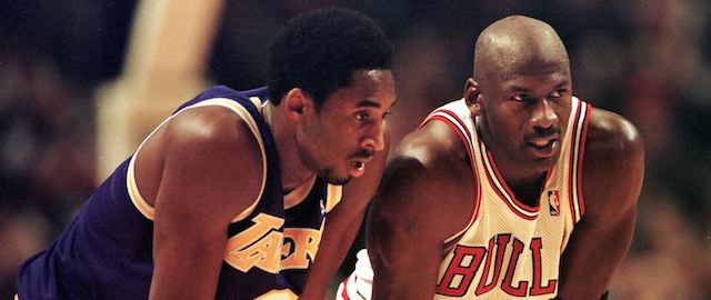 Kobe Bryant (Los Angeles Lakers) e Michael Jordan (Chicago Bulls) durante una partita giocata il 17 dicembre allo United Center a Chicago.
(VINCENT LAFORET/AFP/Getty Images)