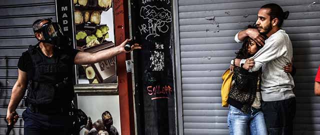 Un ragazzo abbraccia una ragazza di fronte a un poliziotto in via Istoklal, vicino a piazza Taksim, Istanbul. 31 maggio 2014
(BULENT KILIC/AFP/Getty Images)