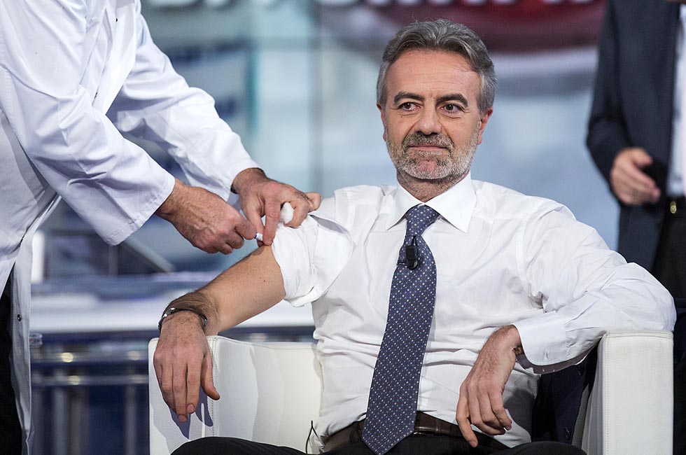 Il video di Bruno Vespa che si fa vaccinare in tv
