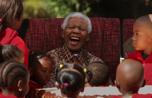 Nelson Mandela durante il suo 89esimo anniversario con i bambini del Nelson Mandela Children's Fund a Johannesburg. (AP Photo/Denis Farrell, file)