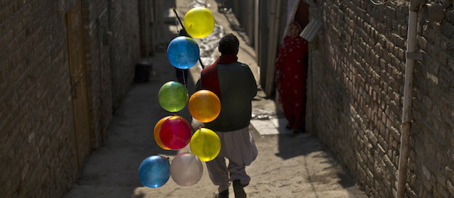 Islamabad, Pakistan
Un uomo vende palloncini per Natale in un quartiere cristiano. 
(AP Photo/Muhammed Muheisen)