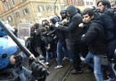 A Roma ci sono stati scontri tra manifestanti e polizia durante un corteo di Cobas e studenti contro il Jobs Act