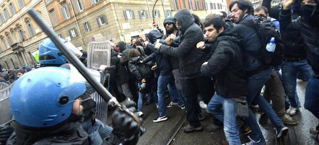 Foto Daniele Leone / LaPresse
03/12/2014 Roma, Italia
cronaca
Manifestazione contro Jobs ActNella foto: scontri tra manifestanti e Polizia in via delle botteghe oscure - largo torre argentina 
Photo Daniele Leone / LaPresse03 december 2014 Rome, ItalynewsDemonstration against Jobs ActIn the pic: clashes between protesters and police