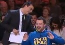 Matteo Salvini fregato dalla felpa (video)