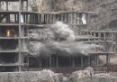 La demolizione del grande edificio abbandonato sulla costa di Alimuri