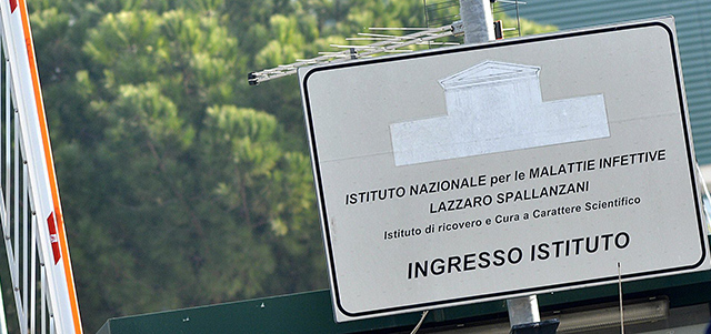 Il medico italiano affetto da ebola “non è febbrile e respira spontaneamente”