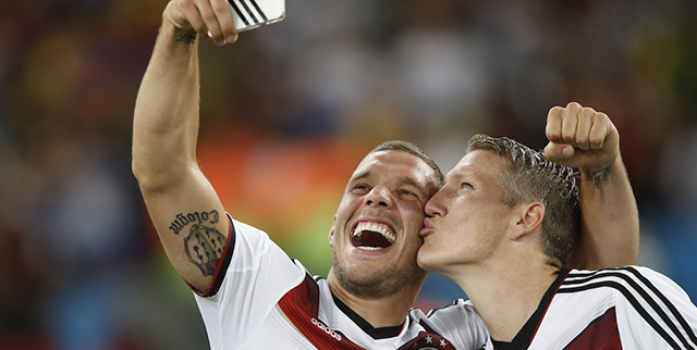 I giocatri tedeschi Bastian Schweinsteiger e Lukas Podolski si fanno un selfie dopo la vittoria dei Mondiali di calcio in finale con l'Argentina
(ADRIAN DENNIS/AFP/Getty Images)