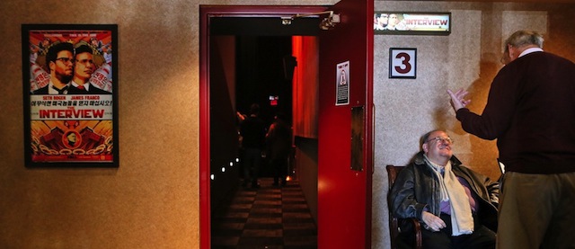 L'entrata di una sala dove viene proiettato "The Interview" al cinema Chase Park Plaza di St. Louis, 25 dicembre 2014 (AP Photo/St. Louis Post-Dispatch, Cristina Fletes-Boutte)