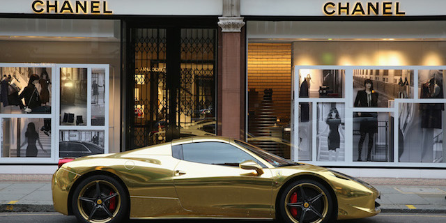 Una Ferrari dorata parcheggiata davanti al negozio di Chanel a Sloane Street a Kensington e Chelsea, Londra, nel 2014. 
(Dan Kitwood/Getty Images)