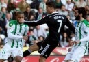 I due calci e il pugno dati da Cristiano Ronaldo durante una partita della Liga