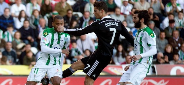 CORDOBA, SPAIN - JANUARY 24: Cristiano Ronaldo (2ndL) of Real Madrid CF kicks Edimar Fraga (L) of Cordoba CF, that motivated his expulsion form the pitch after being reprimanded with a red card by referee Hernandez Hernandez during the La Liga match between Cordoba CF and Real Madrid CF at El Arcangel stadium on January 24, 2015 in Cordoba, Spain. (Photo by Gonzalo Arroyo Moreno/Getty Images)
