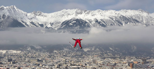 Lo sciatore norvegese Anders Jacobsen durante una prova di salto con gli sci in un torneo a Innsbruck, Austria,sabato 3 gennaio 2015. 
(AP Photo/Matthias Schrader)