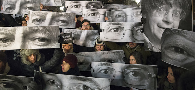 New York, Stati Uniti
Cartelloni con gli occhi e le facce dei disegnatori uccisi, durante una manifestazione a Union Square, 7 gennaio 2015. 
(AP Photo/John Minchillo)