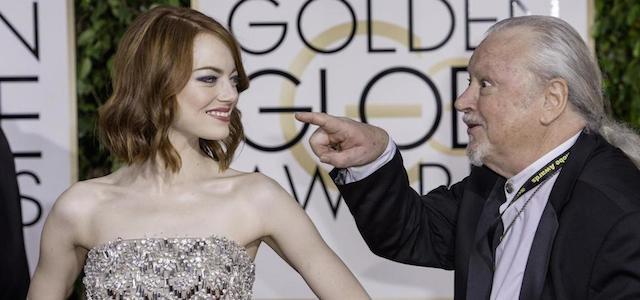 Emma Stone con un fotografo
(Zuma press/LaPresseOnly Italy)