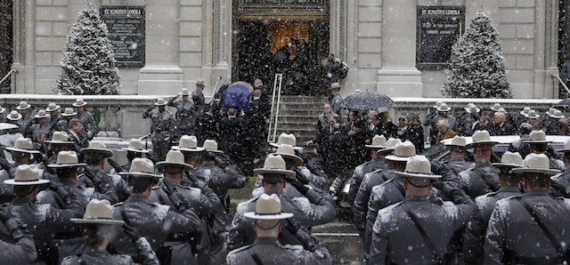 Soldati fanno il saluto militare alla salma di Mario Cuomo, durante il suo funerale a New York, 6 gennaio 2015. 
(AP Photo/Seth Wenig)