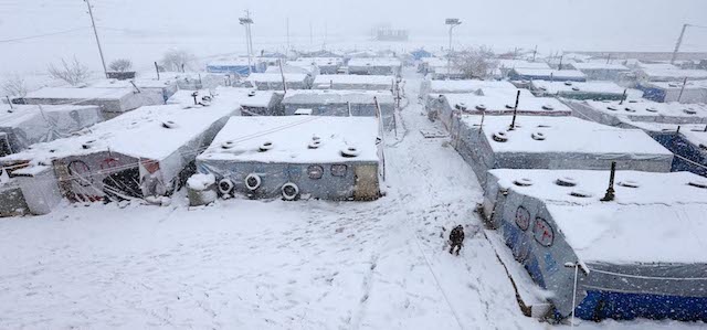 Il campo profughi di Deir Zannoun, che ospita soprattutto siriani, nella Valle del Beqa', Libano, 7 gennaio 2015. 
(AP Photo/Hussein Malla)