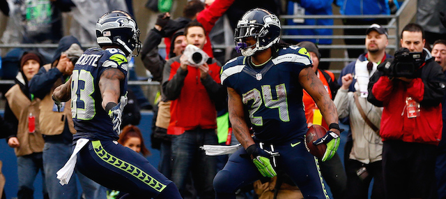 Marshawn Lynch mentre si tocca il pacco dopo il touchdown contro i Green Bay Packers, a Seattle, Washington, 18 gennaio 2015.
(Kevin C. Cox/Getty Images)