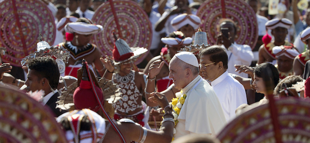 Papa Francesco accolto da danzatori all'aeroporto internazionale di Colombo, in Sri Lanka, 13 gennaio 2015. 
(AP Photo/Alessandra Tarantino)