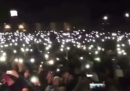 La folla riunita a Piazza del Plebiscito a Napoli per ricordare Pino Daniele