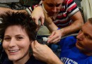 Il taglio di capelli di Samantha Cristoforetti nello Spazio