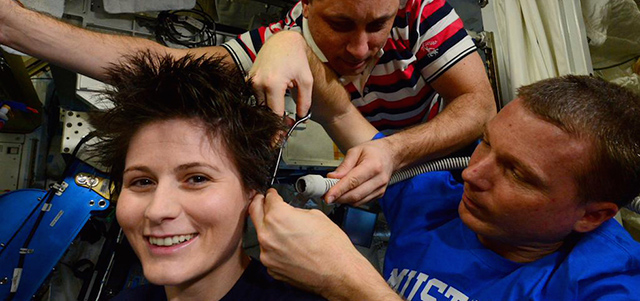 Il taglio di capelli di Samantha Cristoforetti nello Spazio - Il Post