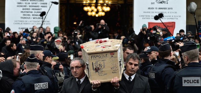 La bara di Bernard "Tignous" Verlhac, 57, uno dei vignettisti uccisi durante l'attacco alla redazione di Charlie Hebdo, durante il suo funerale tenuto il 15 gennaio 2015 a Montreuil, nei dintorni di Parigi (Pascal Le Segretain/Getty Images)