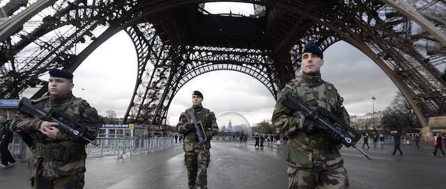 Soldati francesi sotto la Torre Eiffel, a Parigi.
(AFP PHOTO / BERTRAND GUAY