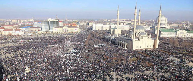 La manifestazione di Grozny, in Cecenia, contro Charlie Hebdo, del 19 gennaio 2015. (AP Photo/Musa Sadulayev)