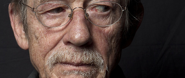 John Hurt posa per una foto durante il festival del cinema di Venezia del 2011, durante il quale presentava il film "La talpa" di Tomas Alfredson (AP Photo/Joel Ryan)