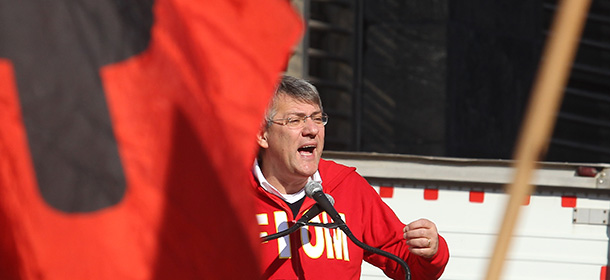 Il segretario della CGIL Maurizio Landini durante una manifestazione nel 2014, quando era segretario della Fio
Nella foto: la piazza e le bandiere che sventolano mentre Landini parla durante il comizio finale